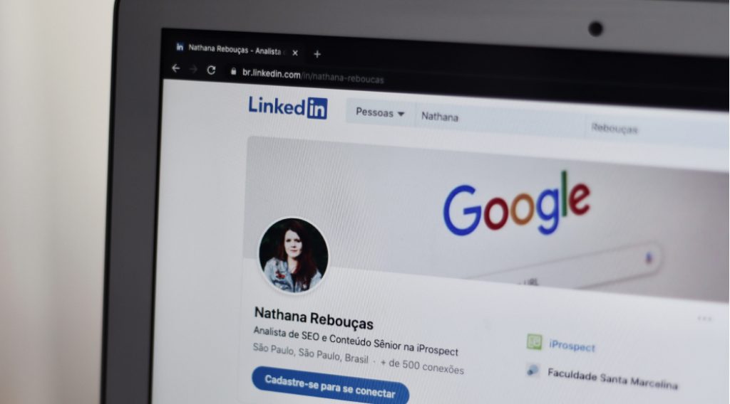 how to add visit my website to my linkedin profile